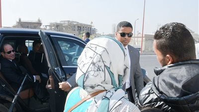  السيسي لمواطن: مش عاوز حاجة؟ شغال إيه وبتقبض أد إيه؟