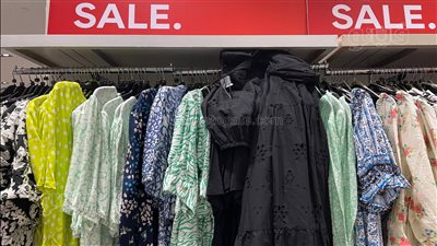 بخصومات تصل إلى 70%، تخفيضات الملابس النسائية بالجمعة البيضاء (صور)