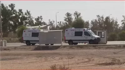 سيارات الإسعاف تصل قاعدة حتسريم لاستقبال الأسرى الإسرائيليين المفرج عنهم