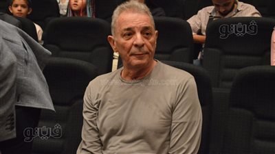 محمود حميدة ينشر فيديو إثناء إلقائه قصيدة لأطفال غزة