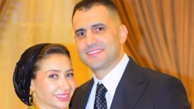 أكتر واحدة وقفت جنبي، هشام ربيع يظهر مع زوجته الأولى بعد انفصاله عن بوسي 