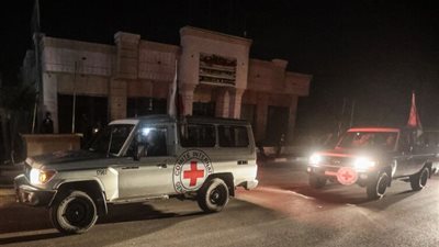 لحظة وصول الأسرى الفلسطينيين من سجن عوفر إلى بلدية بيتونيا بالضفة الغربية (فيديو)