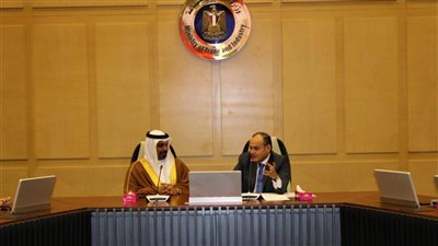 وزير التجارة يبحث مع وزير المالية البحريني سبل تعزيز التعاون بين البلدين