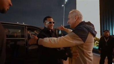 وصول محمد رمضان لـ مسرح حفله بالرياض ووصلة رقص للجمهور (فيديو) 