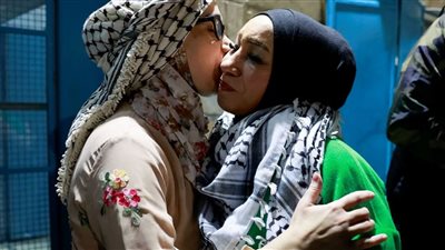 دموع وأفراح وترقب، لحظة إطلاق إسرائيل سراح 39 أسيرا فلسطينيا بينهم 24 امرأة (فيديو وصور)