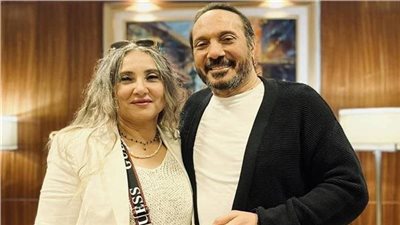 زوجة علي الحجار تروي قصة تعارفهما: بدأت بخناقات حتى اعترفلي بحبه بأغنية عارفة (فيديو)