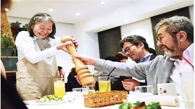 لو جالك زلابية بدل الهمبرجر لا تندهش، مطعم يوظف مصابين بالخرف للعمل في خدمة الزبائن 