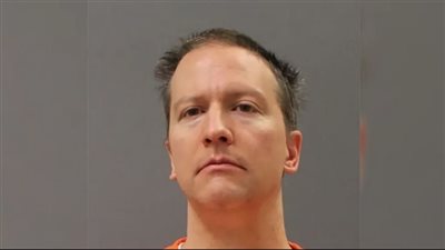 طعن الضابط المدان بقتل جورج فلويد داخل محبسه بسجن مينيسوتا الأمريكي 