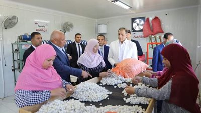 مستشار رئيس الجمهورية ومحافظ الوادي الجديد يتفقدان نادي الهجن الدولي (صور)