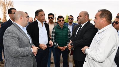 وزير الرياضة ومستشار الرئيس للمناطق الحدودية يتفقدان محطة مياه في الواحات البحرية