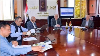 محافظ الأقصر يوجه بتنفيذ أنسب الحلول لاعتراضات مسار القطار الكهربائي 