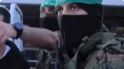 ظهور مقاتلة في تبادل أسرى الاحتلال تثير الجدل، والنشطاء يكشفون سر القسامية 