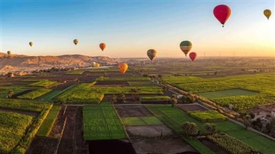 1120 سائحا يتحدثون بلغاتهم عن الأقصر في البالون الطائر