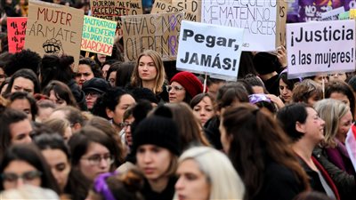 عشرات الآلاف يتظاهرون حول العالم للتنديد بالعنف ضد المرأة