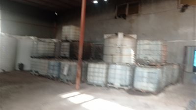 ضبط مصنع بير سلم لإعادة تصنيع زيت محركات السيارات بالغش بالبحيرة