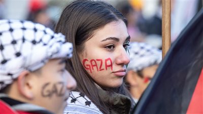 إرهاب الإحتلال الإسرائيلي يوجه سهامه إلى الغرب.. استهداف الدول والحكومات المعارضة لسياسات الكيان الصهيوني.. ونائب: محاولات بائسة للاستمرار في مخالفة القانون الدولي