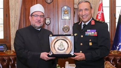 تقديرًا لجهوده الدعوية والوطنية، درع القوات البحرية لوزير الأوقاف (صور)