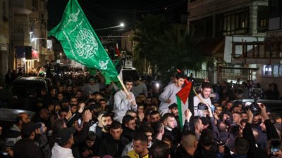 بالهتافات والتكبيرات، مظاهر الاحتفال باستقبال الأسرى الفلسطينيين المحررين (فيديو)