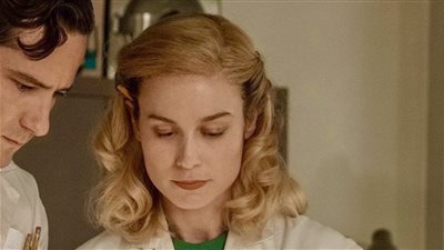  بري لارسون تفوز بأفضل أداء عن مسلسلLESSONS in CHEMISTRY 