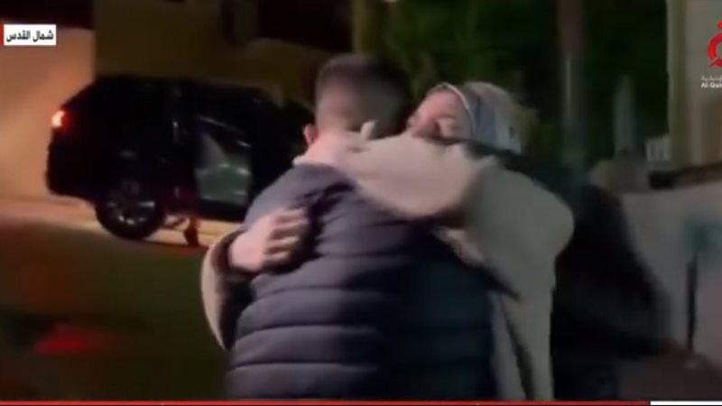 أم فلسطينية تعانق