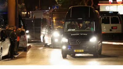 لحظة انطلاق حافلات الأسرى الفلسطينيين المحررين من سجن عوفر تجاه رام الله (فيديو)
