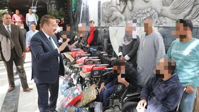 محافظ المنوفية يسلم مساعدات مالية ومواد غذائية لـ 200 حالة إنسانية