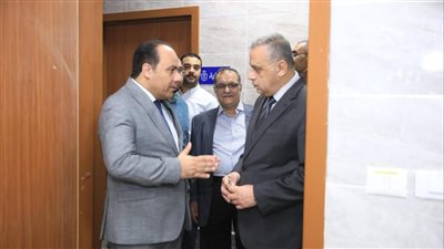 محافظ سوهاج يتفقد مشروعات حياة كريمة بقرية بني حميل