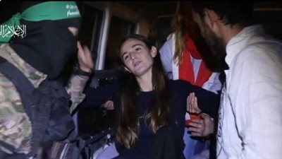 «باي مايا» وداع القسامي لأسيرته الإسرائيلية يتصدر التريند، والنشطاء: أصابت العدو في مقتل