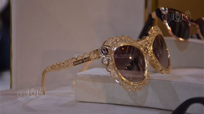 نظارات سمارت ذهبية ومصفف شعر عيار 18، آخر تقاليع معرض نيبو في يومه الثاني 