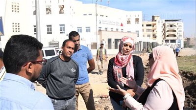 نائبة محافظ أسوان تتفقد أعمال تجهيز مكتبة مصر العامة وتطوير ميدان عباس العقاد (صور)
