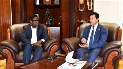 أشرف صبحي يلتقي سكرتير عام الكاف لبحث إنشاء مقر جديد بالعاصمة الإدارية