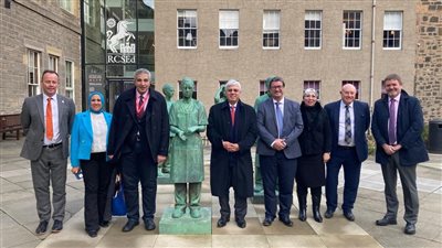 وزير التعليم العالي يبحث مع رئيس الكلية الملكية للجراحين إنشاء فرع في مصر