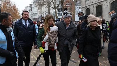 بوريس جونسون رئيس وزراء بريطانيا السابق يتظاهر لدعم إسرائيل (فيديو)