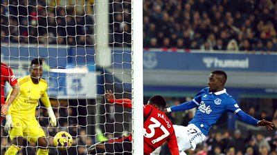 مانشستر يونايتد يضرب إيفرتون 0/3 في الدوري الإنجليزي 