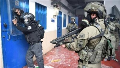 قوات الاحتلال تقتحم الزنازين في سجن عوفر وتهاجم الأسري