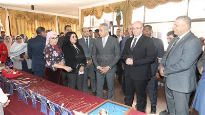 وزير العمل ومحافظ بني سويف يتفقدان منتجات حرفية ويدوية لفتيات المحافظة (فيديو)