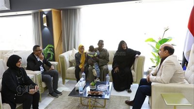 بعد تحويل قصتها إلى فيلم تسجيلى، محافظ أسوان يكرم السيدة ست أخواتها ويلبى مطالبها (صور)