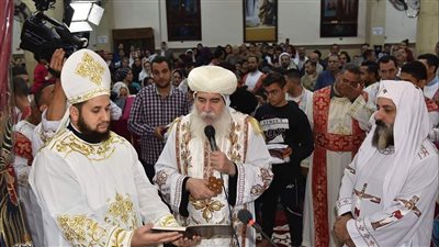 الأنبا غبريال يرسم شمامسة جدد بإيبارشية بني سويف 