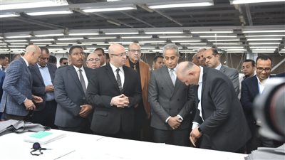 وزير العمل للعمال في بني سويف: أنتم شركاء التنمية