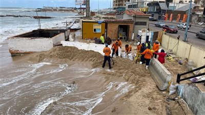 وضع حواجز خرسانية على كورنيش المكس لمواجهة الأمواج (صور)