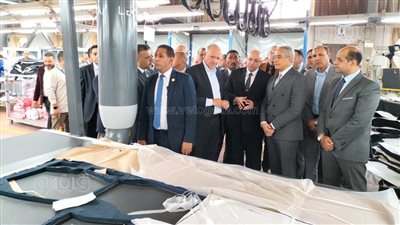 محافظ بني سويف ووزير العمل يتفقدان مصانع ويُسلمان عقود عمل لذوي الإعاقة 