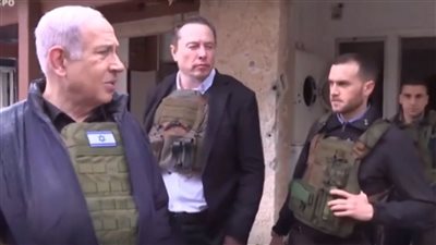 مرتديا سترة واقية، إيلون ماسك يتجول مع نتنياهو في أحد المواقع التي تم مهاجمتها في عملية طوفان الأقصى (فيديو)