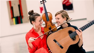 ثنائى سونوما يجمع الشقيقتين ميرا وسارة على المسرح الصغير بالأوبرا