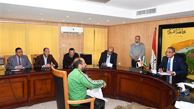تراخيص سيارات وتمهيد طريق بهنس في لقاء محافظ الفيوم بالمواطنين 