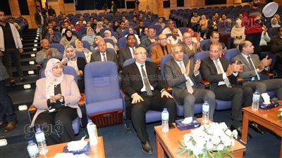 محافظ بني سويف ووزير العمل يشهدان ندوة في مجال السلامة والصحة المهنية