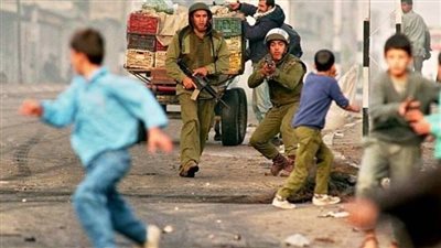 أرشيف دولة المذابح.. خبراء عسكريون: قتل الصبية والنساء يخلق أجيالا جديدة قادرة على الثأر واسترداد الأرض.. الكيان يواجه جيل الحجارة
