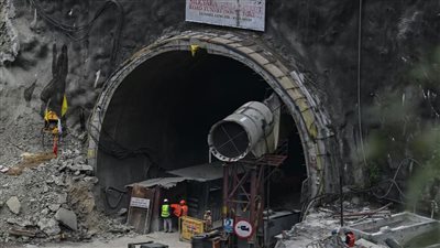 5 أمتار تفصل بين عمال الإنقاذ والعاملين في نفق منهار بالهند