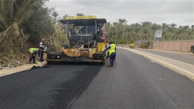 رصف طريقي إدكو رشيد ورافد الدولى بتكلفة 10 ملايين جنيه بالبحيرة (صور)