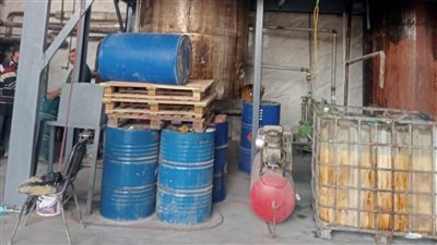 ضبط مصنع بتروكيماويات يحوي 3 أطنان مواد خام مجهولة المصدر بالبحيرة (صور)