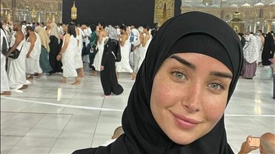 هنا الزاهد تؤدي مناسك العمرة في أول ظهور بعد طلاقها من أحمد فهمي